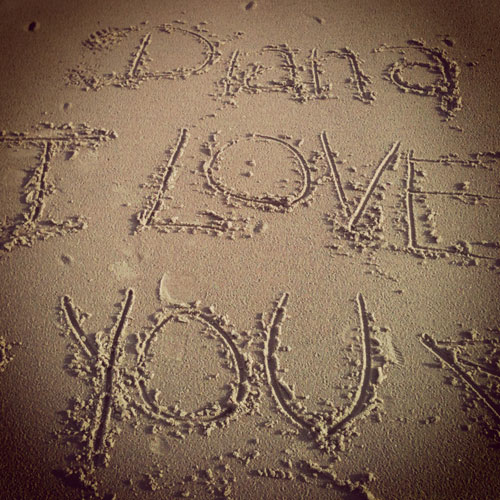 letter in the sand that reads "Diana,i love you"